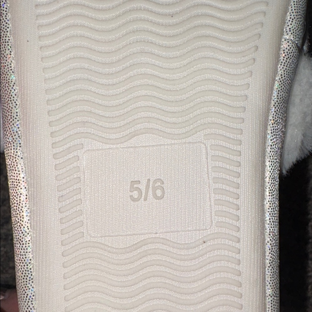 FRIENDS Slippers - Picture 2 of 4